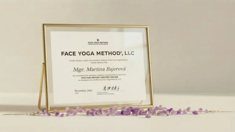 Certifikát Mgr. Martiny Bajerové od Face Yoga Method® Fumiko Takatsu v elegantním zlatém rámu s dekorací z krystalů ametystu na krémovém pozadí.