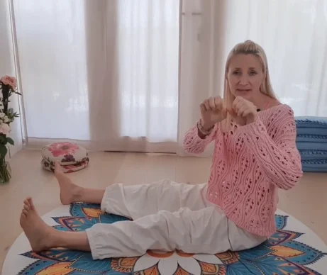 Certifikovaná lektorka Martina Bajerová předvádí cviky pro&nbsp;pohyblivost kolen dle metodiky Dinah Rodrigues v&nbsp;kurzu hormonální jógy.