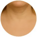 Detailní AI vizualizace vrásek a linií na krku vytvořená pro online program Facelift Yoga Experience od certifikované lektorky Martiny Bajerové. Slouží k názorné ilustraci zaměření technik pro tuto partii.