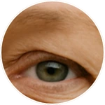 Detailní AI vizualizace očního víčka a textury pleti v okolí oka vytvořená pro online program Facelift Yoga Experience od certifikované lektorky Martiny Bajerové. Slouží k názorné ilustraci zaměření technik.
