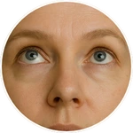Detailní AI vizualizace horní části obličeje a pohledu vzhůru vytvořená pro online program Facelift Yoga Experience od certifikované lektorky Martiny Bajerové. Slouží k názorné ilustraci zaměření technik.