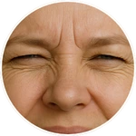 Detailní AI vizualizace mimických linek a napětí v oblasti čela a kořene nosu vytvořená pro online program Facelift Yoga Experience od certifikované lektorky Martiny Bajerové.
