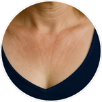 Detailní AI vizualizace jemných linií a textury pleti v oblasti dekoltu vytvořená pro online program Facelift Yoga Experience od certifikované lektorky Martiny Bajerové.