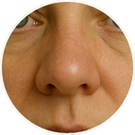 Detailní AI vizualizace středu obličeje a oblasti kolem nosu vytvořená pro online program Facelift Yoga Experience od certifikované lektorky Martiny Bajerové. Slouží k ilustraci zaměření technik pro tuto partii.
