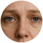 Detailní AI vizualizace rysů středu tváře se zaměřením na čelo a oči, připravená pro online program Facelift Yoga Experience od certifikované lektorky Martiny Bajerové.