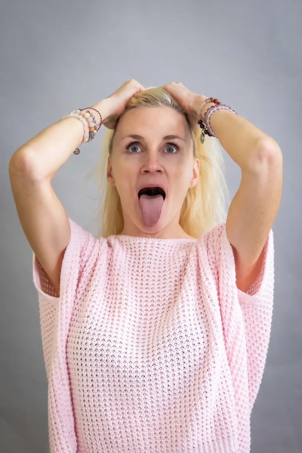 Certifikovaná lektorka Martina Bajerová z&nbsp;programu Facelift Yoga Experience předvádí intenzivní uvolňující cvik lev pro&nbsp;aktivaci a&nbsp;protažení svalů obličeje.