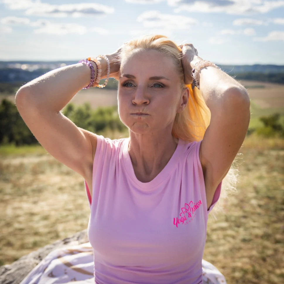 Certifikovaná lektorka Martina Bajerová předvádí techniku s&nbsp;nafouknutými líčky pro&nbsp;podporu vitality obličeje v&nbsp;rámci programu Facelift Yoga Experience venku na&nbsp;slunci.