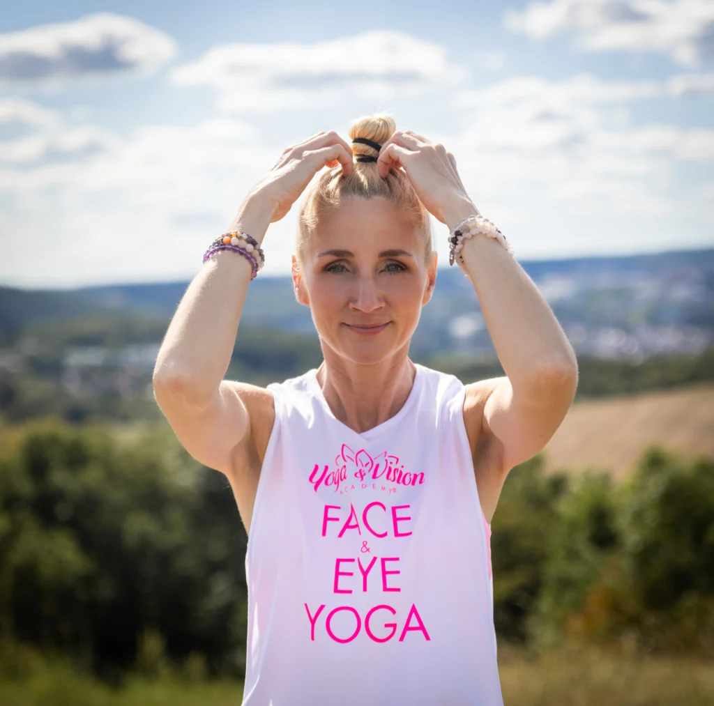 Portrét certifikované lektorky Martiny Bajerové v tričku FACE & EYE YOGA v přírodě v rámci kurzu Facelift Yoga Experience.