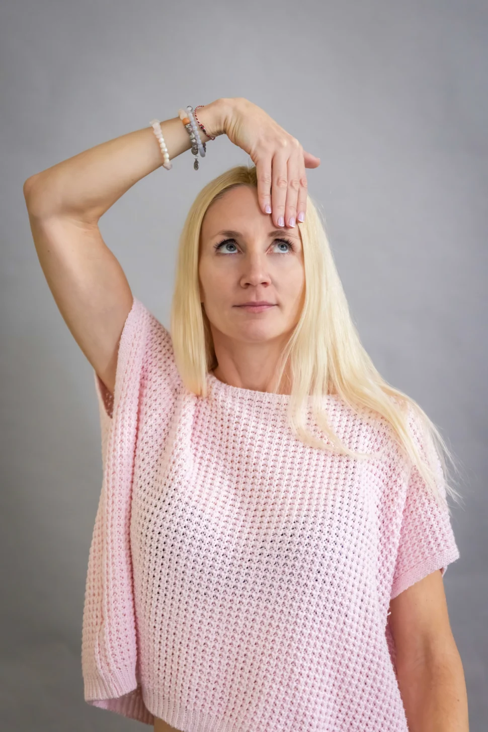 Certifikovaná lektorka Martina Bajerová z programu Facelift Yoga Experience předvádí techniku uvolnění horní části tváře s pohledem směřujícím vzhůru.