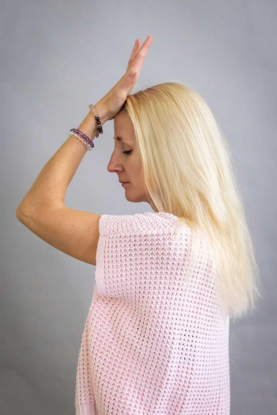 Certifikovaná lektorka Martina Bajerová z&nbsp;programu Facelift Yoga Experience předvádí z&nbsp;profilu uvolňující techniku s&nbsp;dlaní na&nbsp;čele pro&nbsp;dosažení svěžího výrazu.