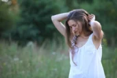 Farmaceutka spolupracující na&nbsp;kurzu hormonální jógy, který vede certifikovaná lektorka Martina Bajerová, v&nbsp;rámci teoretických lekcí o&nbsp;hormonálním zdraví.