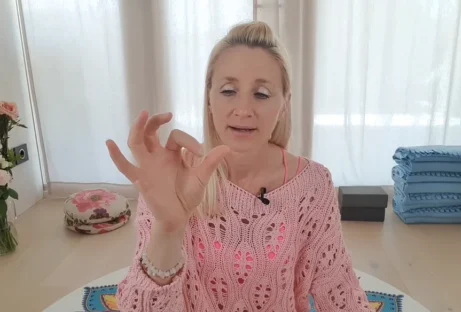 Certifikovaná lektorka Martina Bajerová předvádí jógové mudry pro&nbsp;harmonizaci těla v&nbsp;kurzu hormonální jógy.
