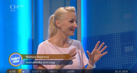 Martina Bajerová jako instruktorka oční jógy v&nbsp;pořadu Dobré ráno České televize. Zdroj: Česká televize.
