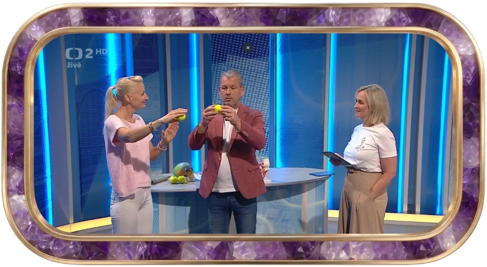 Martina Bajerová předvádí techniky oční jógy v pořadu Dobré ráno. Zdroj: Česká televize.
