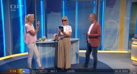 Martina Bajerová předvádí praktické cviky oční jógy v živém vysílání České televize. Zdroj: Česká televize.