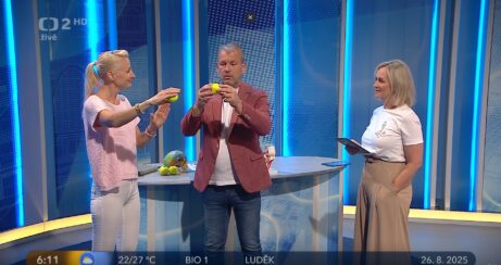 Martina Bajerová předvádí trénink kondice zraku s&nbsp;pomůckami v&nbsp;pořadu Dobré ráno České televize. Zdroj: Česká televize.
