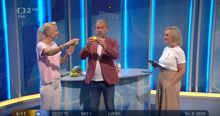 Martina Bajerová předvádí trénink kondice zraku s&nbsp;pomůckami v&nbsp;pořadu Dobré ráno České televize. Zdroj: Česká televize.