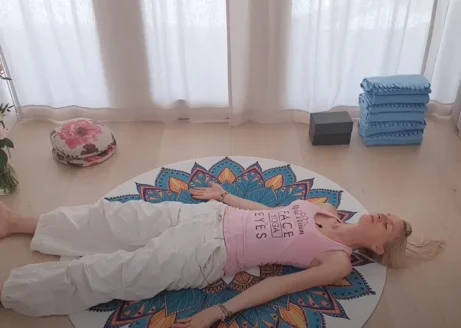Certifikovaná lektorka Martina Bajerová provází relaxační technikou Tři vlny pro&nbsp;uvolnění organismu v&nbsp;kurzu hormonální jógy.