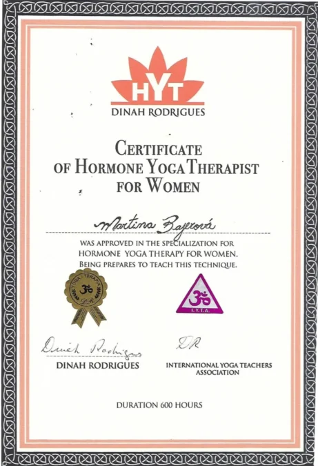 Oficiální certifikát (Certificate of Hormone Yoga Therapist for Women) vydaný zakladatelkou metody Dinah Rodrigues pro&nbsp;odbornici, kterou je certifikovaná lektorka Martina Bajerová.