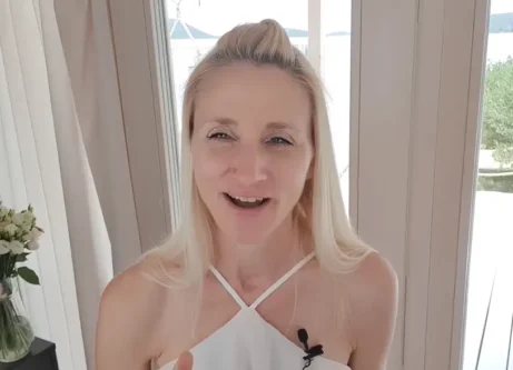 Lektorka Martina Bajerová vysvětluje indikace a&nbsp;kontraindikace hormonální jógy pro&nbsp;bezpečné cvičení žen.
