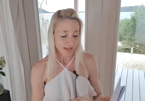 Martina Bajerová vysvětluje testy ženských hormonů v&nbsp;rámci kurzu hormonální jógy.